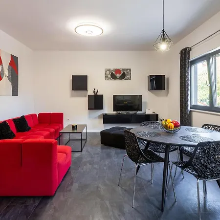 Lovely In With Kitchen Apartment *
